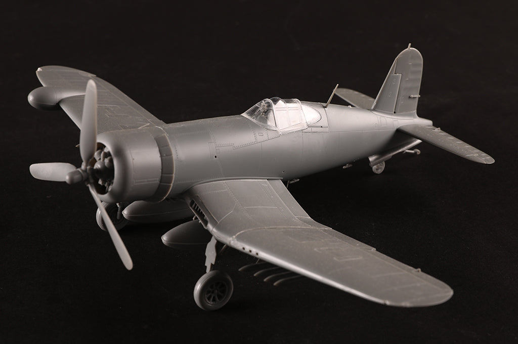 Vista lateral izquierda de la maqueta del caza embarcado norteamericano F4U2 Corsair en escala 1:48 de Hobby Boss referencia 80835