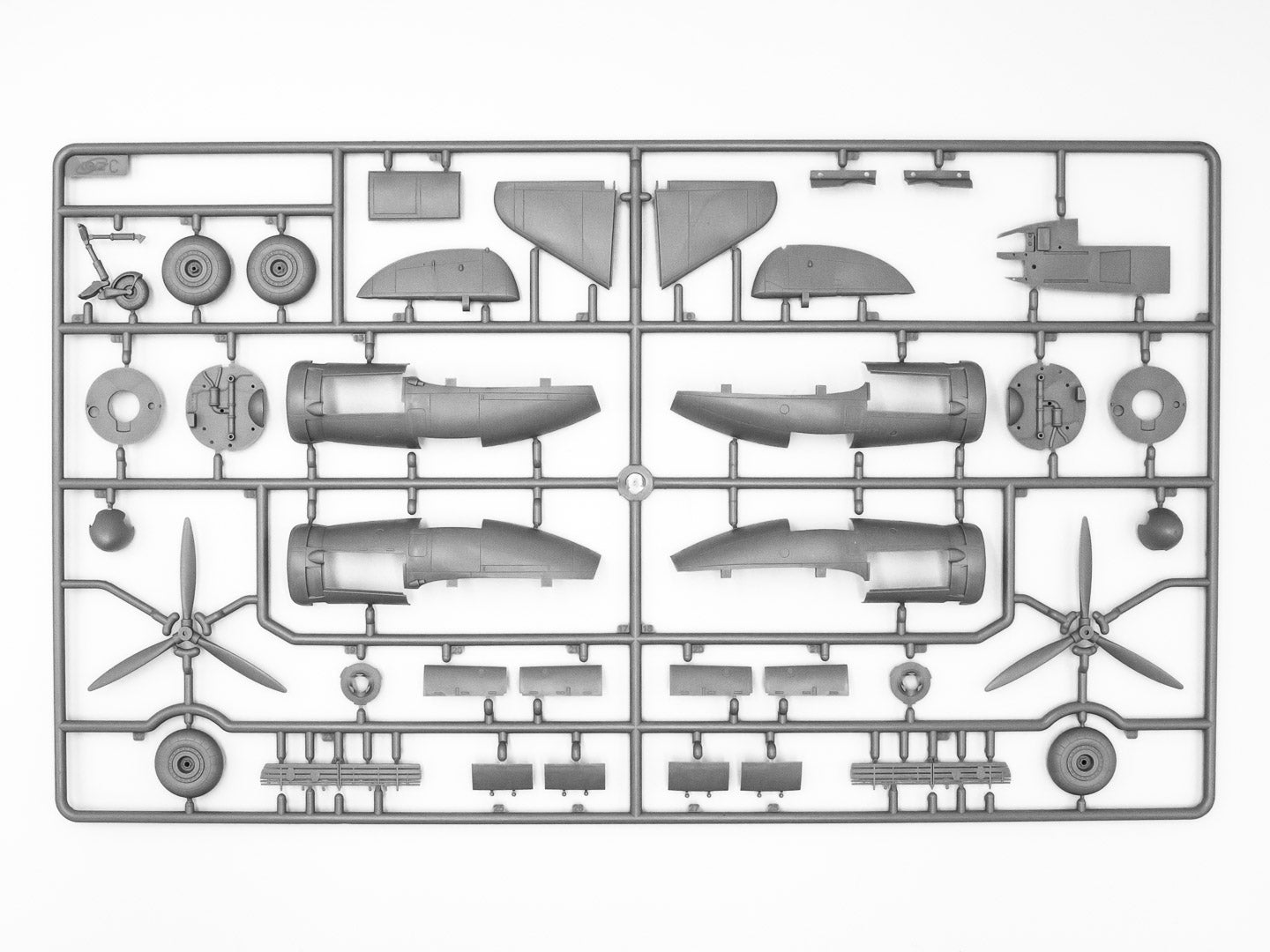 Piezas 5 de la maqueta del bombardero alemán Junkers Ju-88 A4 Torpedero en escala 1:48 de ICM referencia 48236