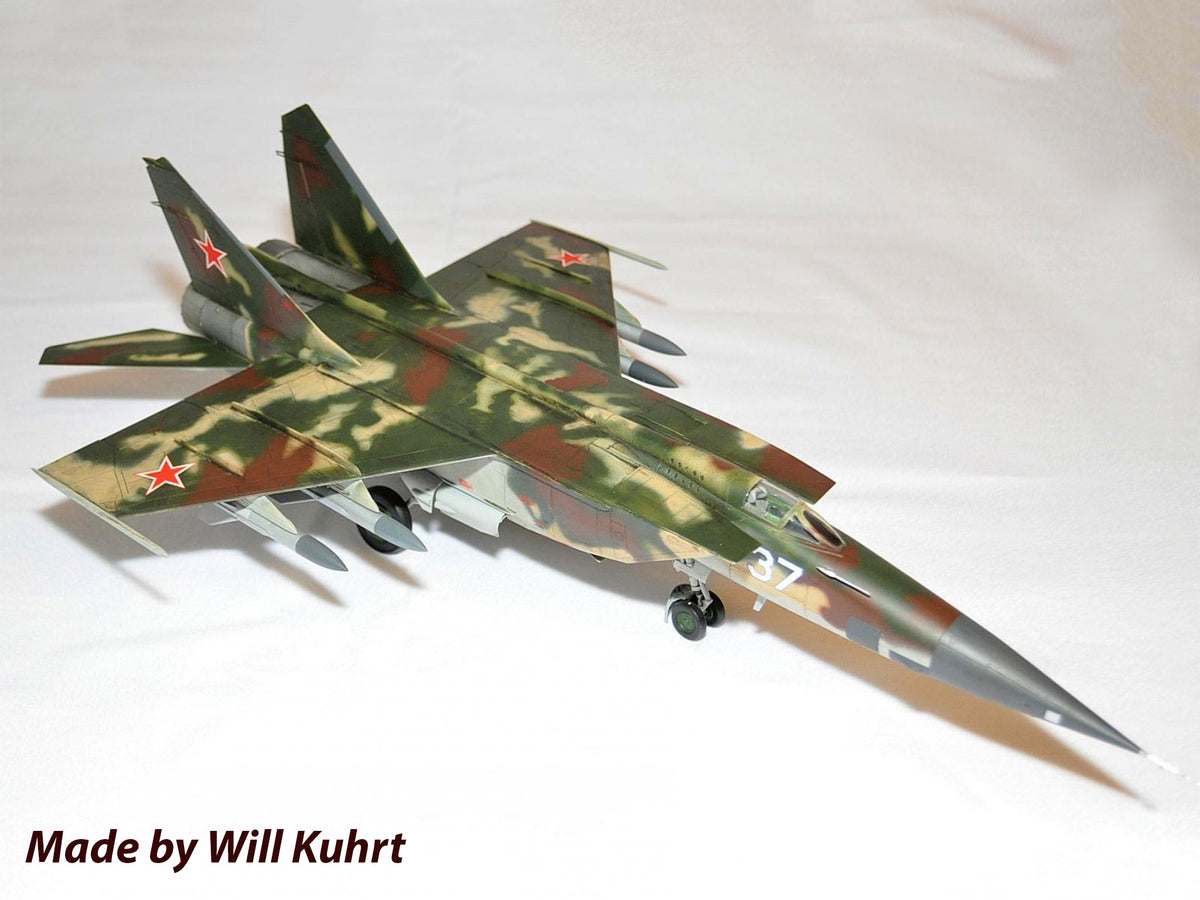 Foto frontal de la maqueta del avión ruso Mig-25 BM en escala 1:48 de IC referencia 48905