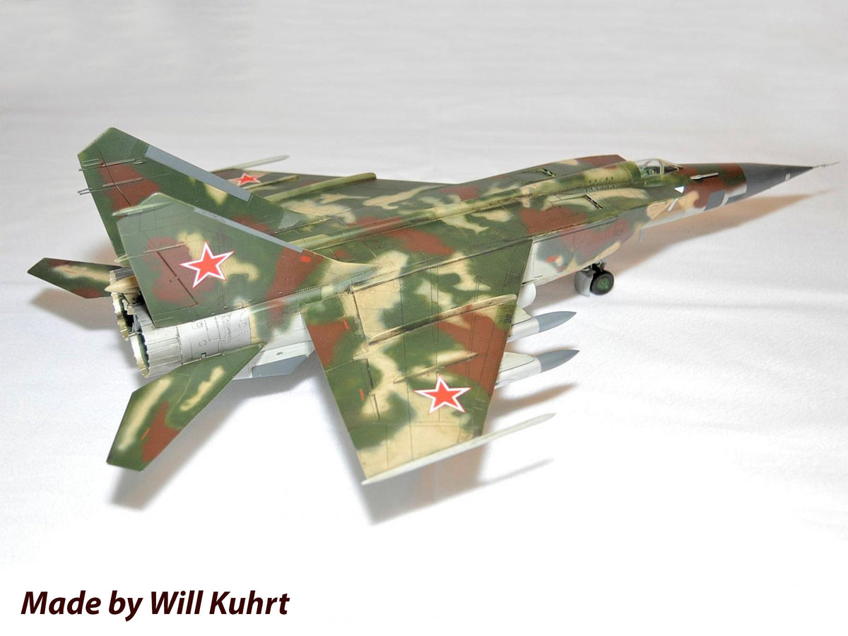 Foto trasera de la maqueta del avión ruso Mig-25 BM en escala 1:48 de IC referencia 48905