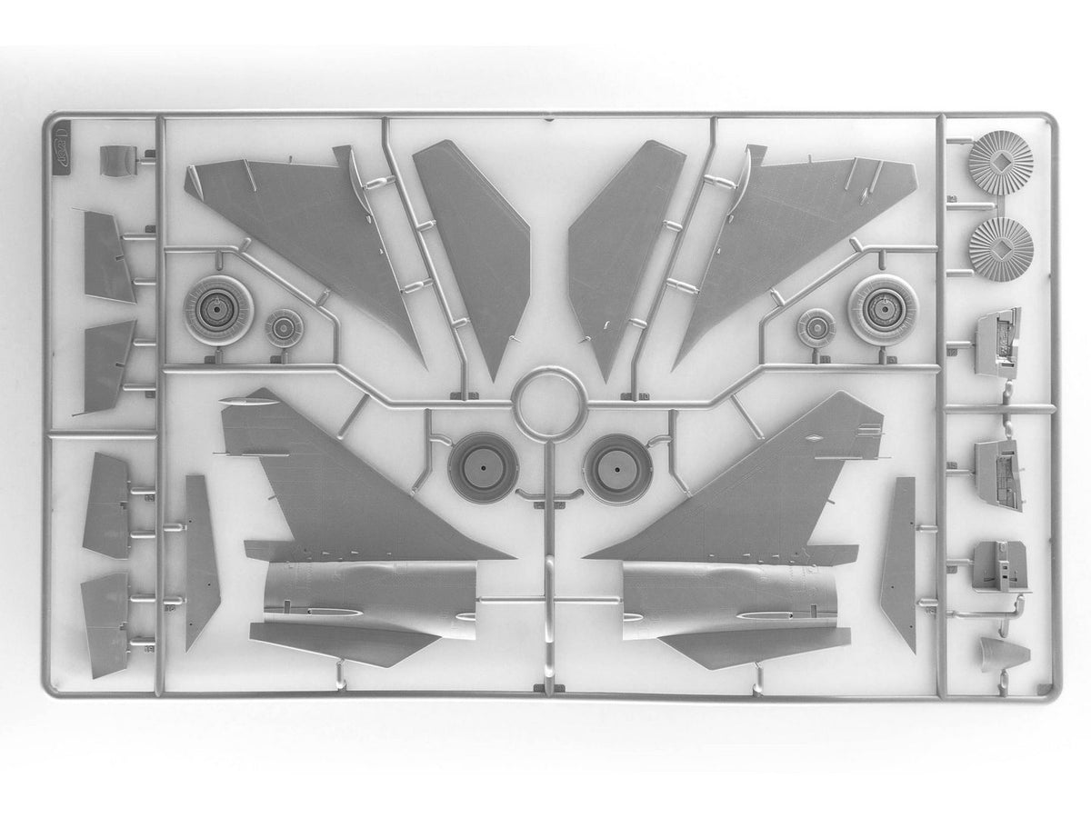 Piezas 4 de la maqueta del avión ruso Mig-25 BM en escala 1:48 de IC referencia 48905