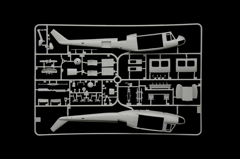 Piezas 1  de la maqueta del helicóptero AB-205 / UH-1D en escala 1:48 de Italeri referencia 2845