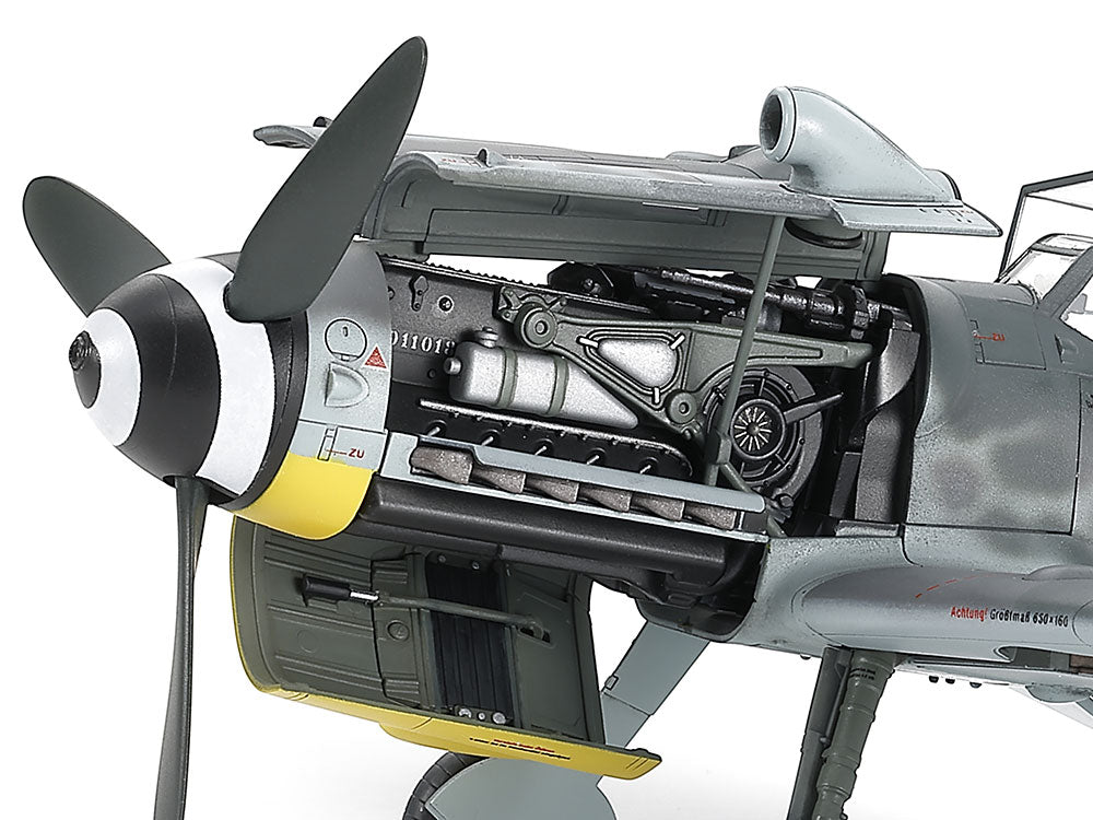 Detalle motor de la maqueta del caza alemán Messerschmitt BF109 G-6 de producción tardía en escala 1:48 de Tamiya referencia 61128