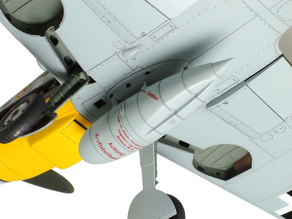 Foto detalle tren de aterrizaje de la maqueta del caza alemán Messerschmitt BF109 G-6 de producción tardía en escala 1:48 de Tamiya referencia 61128