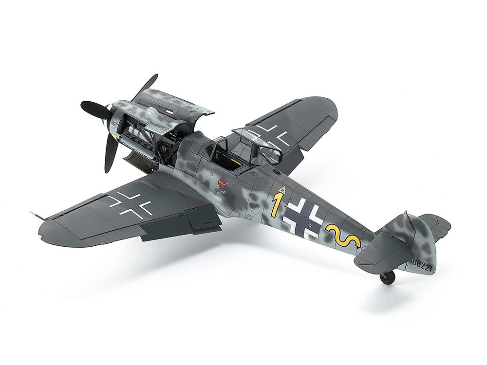 Foto lateral con capó abierto de la maqueta del caza alemán Messerschmitt BF109 G-6 de producción tardía en escala 1:48 de Tamiya referencia 61128