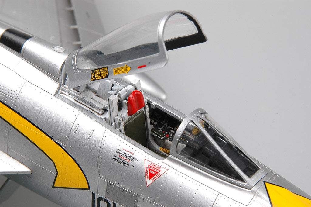 Detalle de la cabina de la maqueta del caza americano F-100 C Supersabre en escala 1:48 de Trumpeter referencia 02838