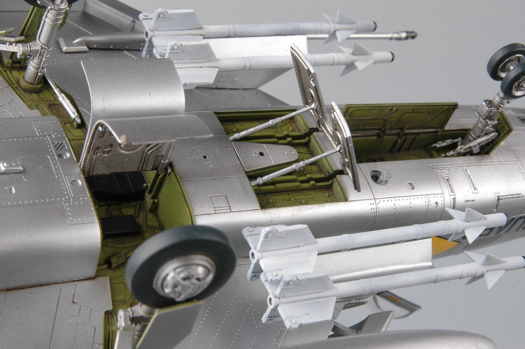 Detalle de los trenes de aterrizaje de la maqueta del caza americano F-100 C Supersabre en escala 1:48 de Trumpeter referencia 02838
