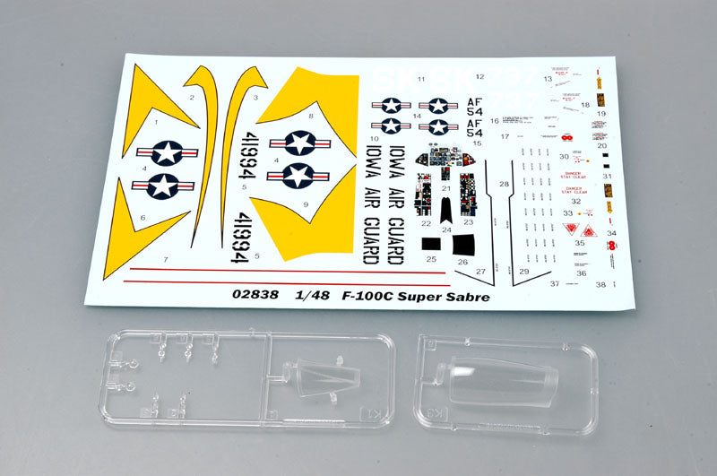 Calcas y transparentes de la maqueta del caza americano F-100 C Supersabre en escala 1:48 de Trumpeter referencia 02838