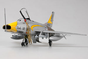 Foto completa de la maqueta del caza americano F-100 C Supersabre en escala 1:48 de Trumpeter referencia 02838