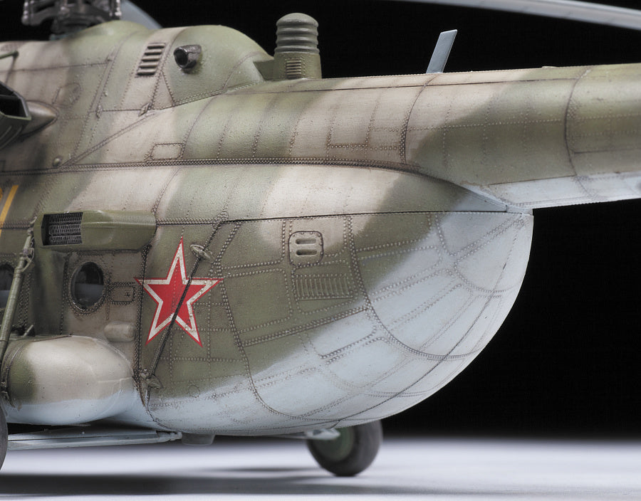 Foto portón trasero de la maqueta del helicóptero ruso Mil Mio MT en escala 1:48 de Zvezda referencia 4828
