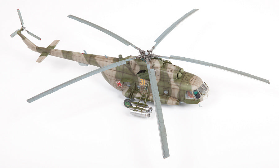 Foto lateral derecha de la maqueta del helicóptero ruso Mil Mio MT en escala 1:48 de Zvezda referencia 4828