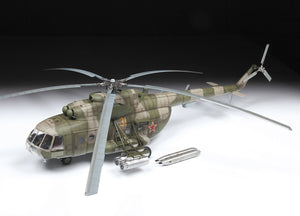 Foto lateral izquierda de la maqueta del helicóptero ruso Mil Mio MT en escala 1:48 de Zvezda referencia 4828