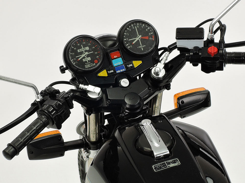 Detalle del manillar de la maqueta de la moto Honda CB750F de 1979 en escala 1:16 de Tamiya referencia 16020