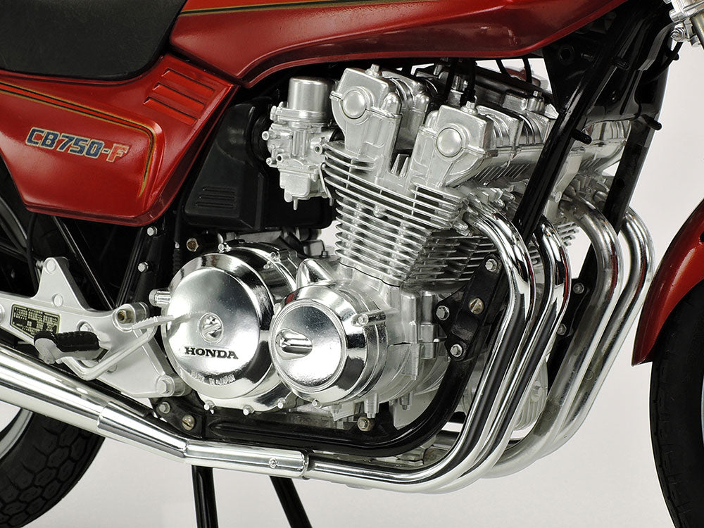 Detalle del motor de la maqueta de la moto Honda CB750F de 1979 en escala 1:16 de Tamiya referencia 16020
