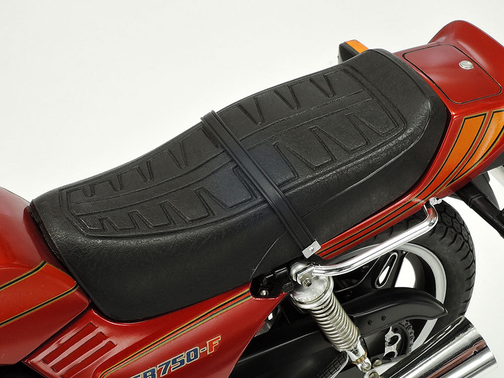 Detalle del sillín de la maqueta de la moto Honda CB750F de 1979 en escala 1:16 de Tamiya referencia 16020