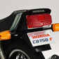 Detalle de la trasera de la maqueta de la moto Honda CB750F de 1979 en escala 1:16 de Tamiya referencia 16020