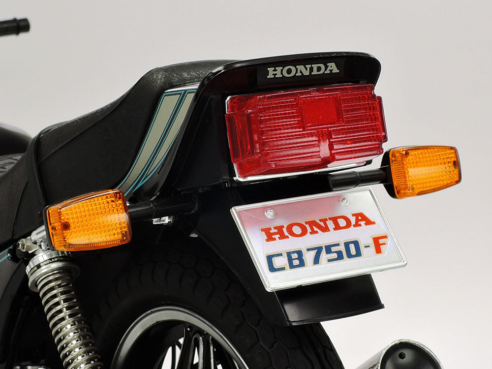 Detalle de la trasera de la maqueta de la moto Honda CB750F de 1979 en escala 1:16 de Tamiya referencia 16020