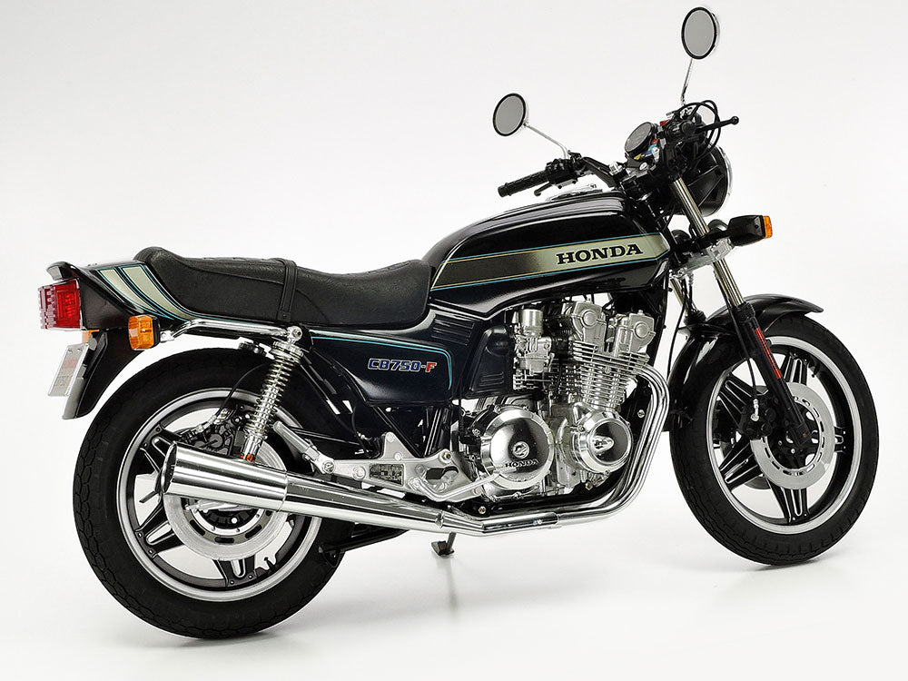 Vista lateral derecha de la maqueta de la moto Honda CB750F de 1979 en escala 1:16 de Tamiya referencia 16020