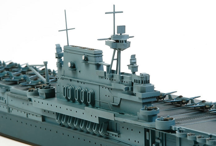 Foto del castillo de la maqueta del portaviones norteamericano USS Yorktown en escala 1:700 de Tamiya referencia 31712
