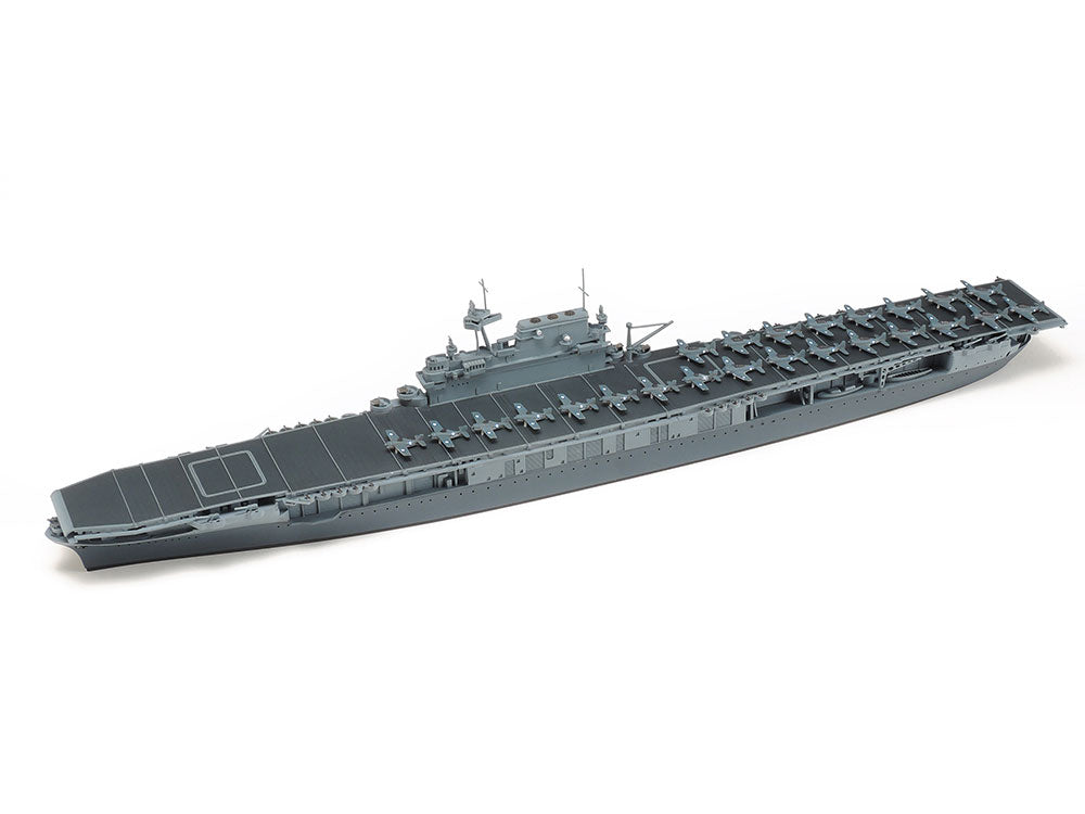 Foto delantera de la maqueta del portaviones norteamericano USS Yorktown en escala 1:700 de Tamiya referencia 31712