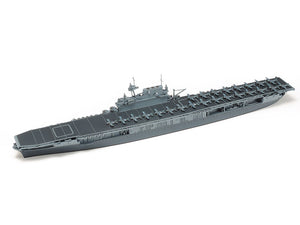 Foto delantera de la maqueta del portaviones norteamericano USS Yorktown en escala 1:700 de Tamiya referencia 31712