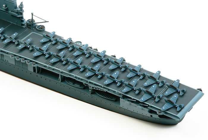 Foto de la popa de la maqueta del portaviones norteamericano USS Yorktown en escala 1:700 de Tamiya referencia 31712