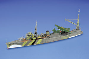 Foto frontal de la maqueta del transporte de hidroaviones japonés Akitsushima en escala 1:700 de Aoshima referencia 05178