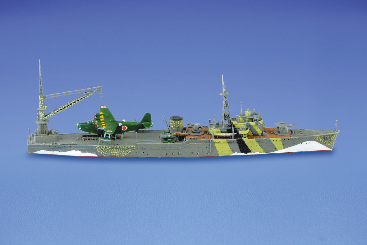 Foto lateral de la maqueta del transporte de hidroaviones japonés Akitsushima en escala 1:700 de Aoshima referencia 05178