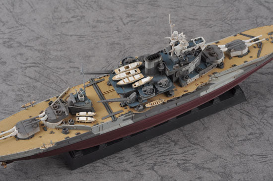 Foto central de la maqueta del acorazado británico HMS Warspite en 1942 en escala 1:700 de Trumpeter referencia 05795