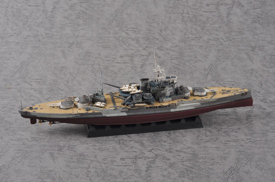 Foto lateral de la maqueta del acorazado británico HMS Warspite en 1942 en escala 1:700 de Trumpeter referencia 05795