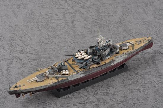 Foto trasera de la maqueta del acorazado británico HMS Warspite en 1942 en escala 1:700 de Trumpeter referencia 05795
