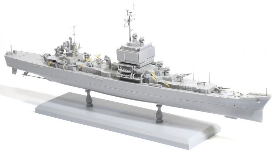 Foto frontal derecha de la maqueta del USS Long Beach en escala 1:700 de Dragon referencia 7091