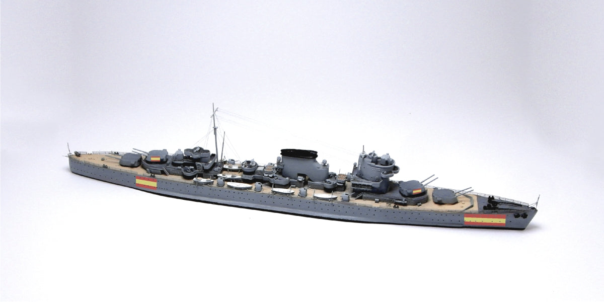 Foto frontal de la maqueta del crucero español Canarias en escala 1:700 de Niko Model referencia 7127