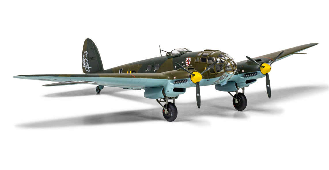 Foto frontal derecha de la maqueta del bombardero alemán He-111 P-2 en escala 1:72 de Airfix referencia A06014
