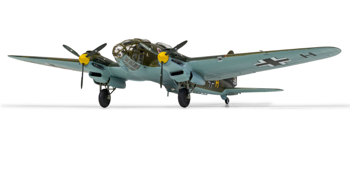 Foto frontal inferior de la maqueta del bombardero alemán He-111 P-2 en escala 1:72 de Airfix referencia A06014