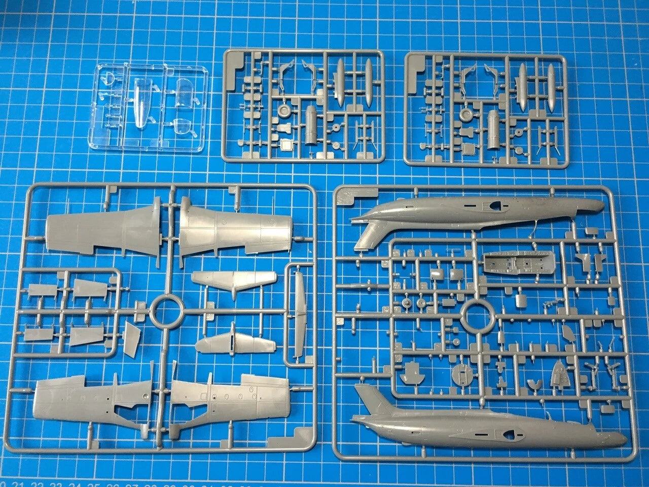 Piezas de la maqueta del avión de entrenamiento Aero L-29 Delfin en escala 1:72 de AvantGarde referencia 86001