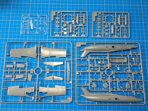Piezas de la maqueta del avión de entrenamiento Aero L-29 Delfin en escala 1:72 de AvantGarde referencia 86001