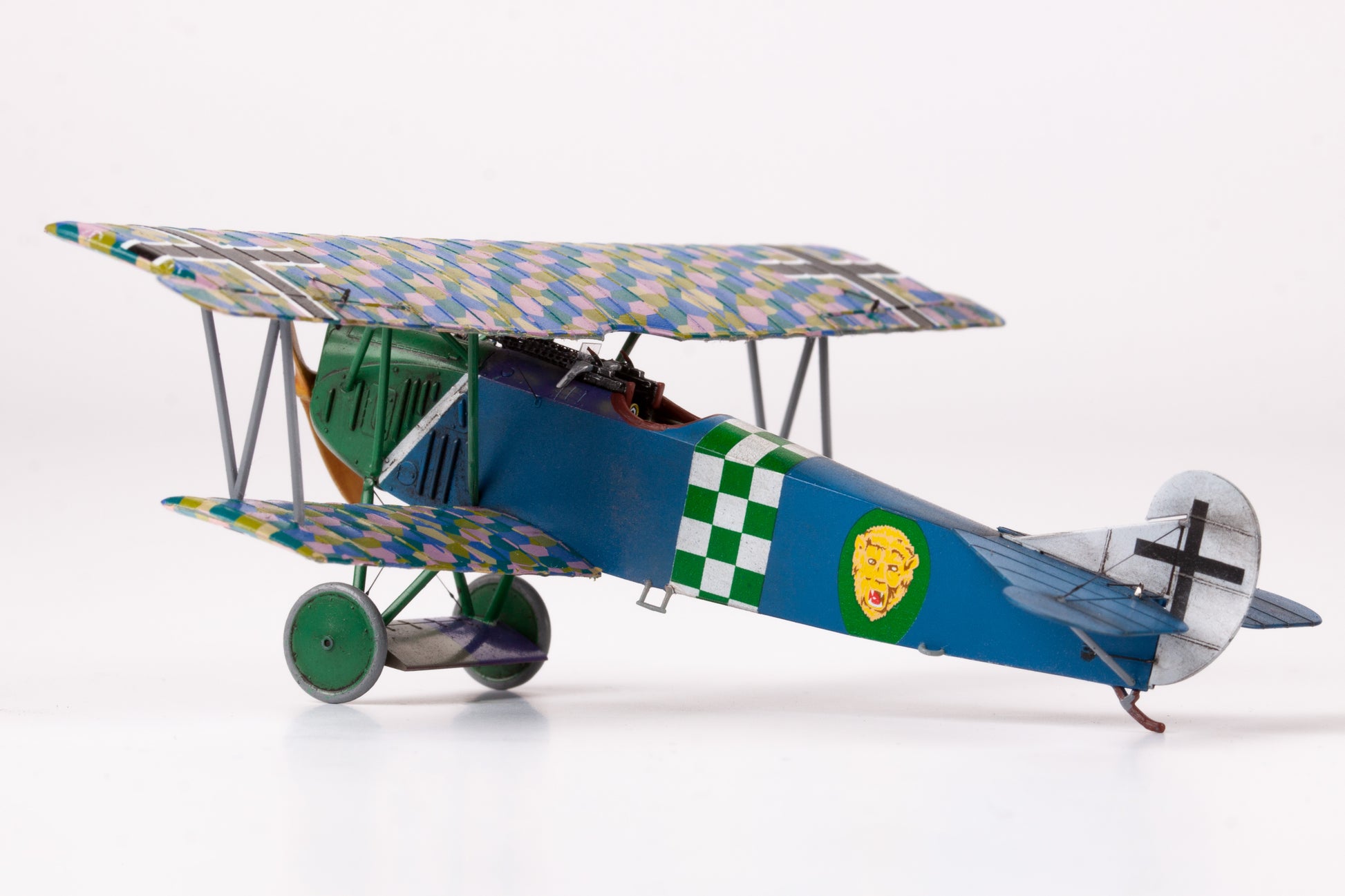 Foto trasera de la maqueta del caza alemán Fokker D.VII (OAW) edición PorfiPACK en escala 1:72 de Eduard referencia 70131