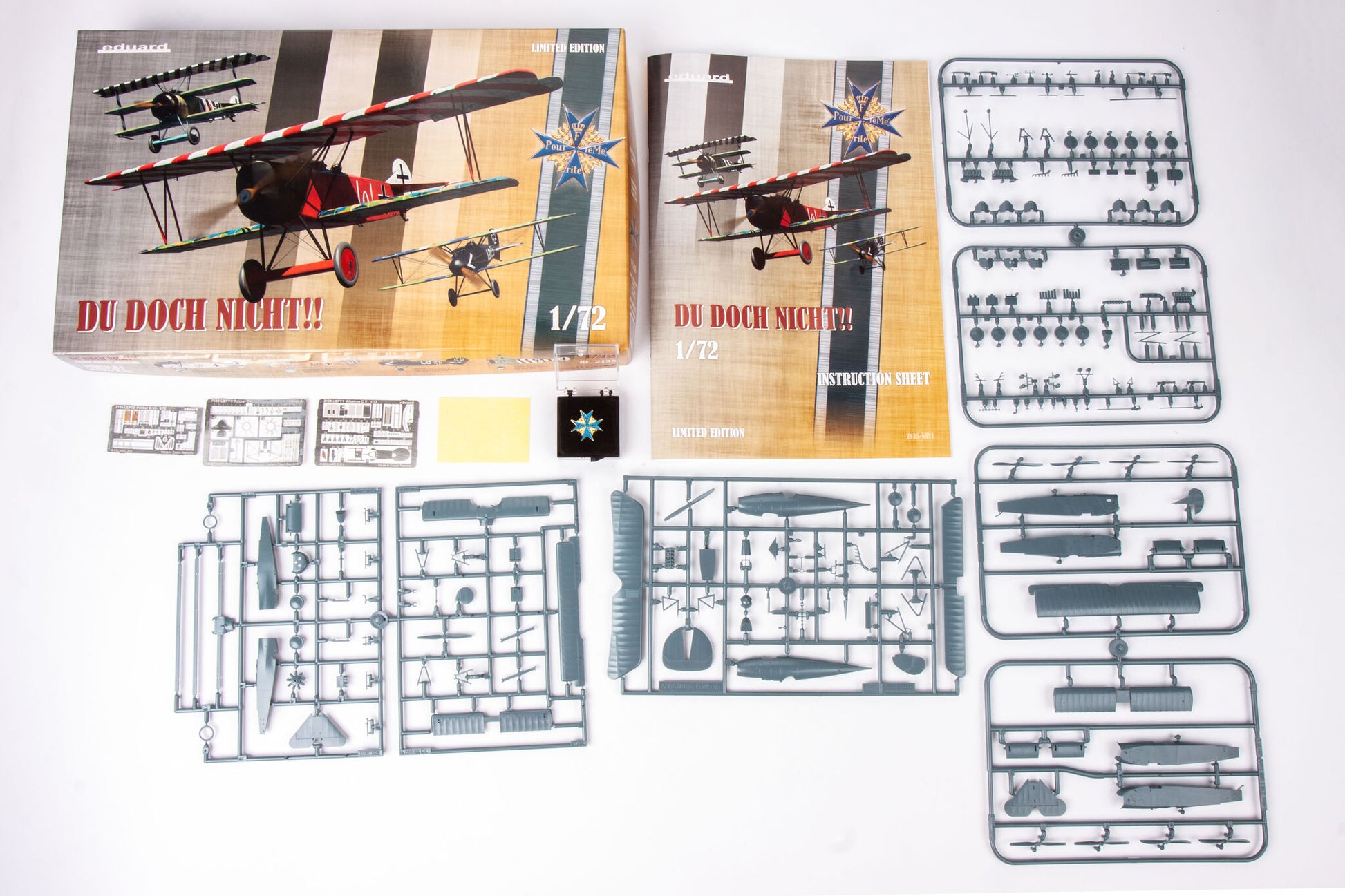 Contenido de la caja de las maquetas, de la edición especial de Eduard, de 3 aviones que voló Ernst Udet en la Primera Guerra Mundial en escala 1:72 referencia 2135