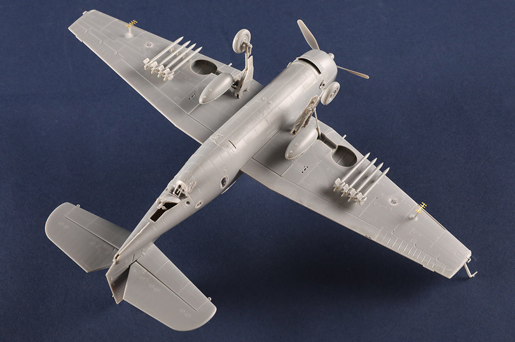 Foto inferior de la maqueta del bombardero Grumman TBF-1C Avenger en escala 1:72 de Hobby Boss referencia 87275