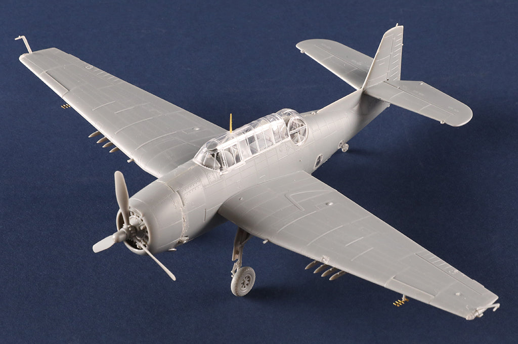 Foto lateral izquierda de la maqueta del bombardero Grumman TBF-1C Avenger en escala 1:72 de Hobby Boss referencia 87275