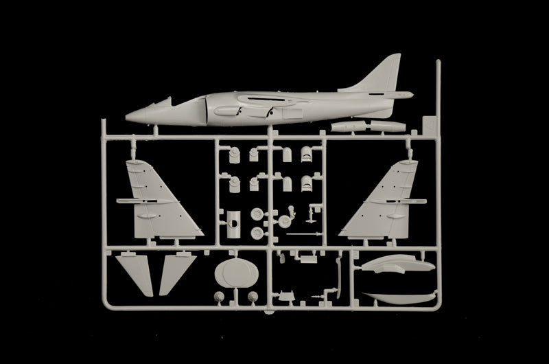 Piezas 1 de la maqueta del caza embarcado AV-8B Harrier II en escala 1:72 de Italeri referencia 0193