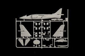 Piezas 1 de la maqueta del caza embarcado AV-8B Harrier II en escala 1:72 de Italeri referencia 0193