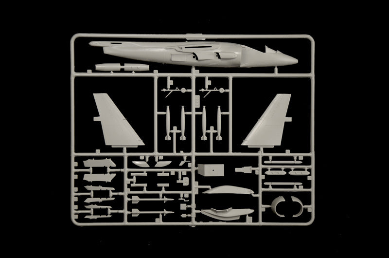 Piezas 2 de la maqueta del caza embarcado AV-8B Harrier II en escala 1:72 de Italeri referencia 0193
