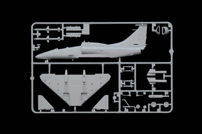 Piezas 2 de la maqueta del caza OA-4M Skyhawk II en versión biplaza de entrenamiento en escala 1:72 de Italeri referencia 90165