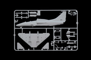 Piezas 2 de la maqueta del caza OA-4M Skyhawk II en versión biplaza de entrenamiento en escala 1:72 de Italeri referencia 90165