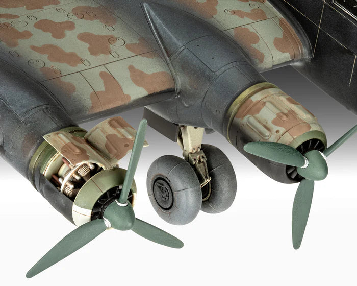 Foto detalle del  os motores de la maqueta del avión alemán Junkers Ju 290 en escala 1:72 de Revell referencia 03754