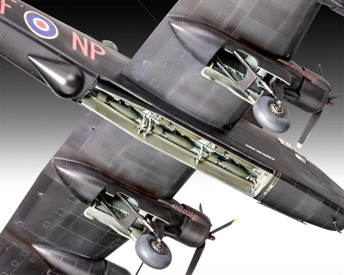Foto inferior de la maqueta del bombardero inglés Hadley Page Halifax B en versión Mk.III en escala 1:72 de Revell referencia 03756