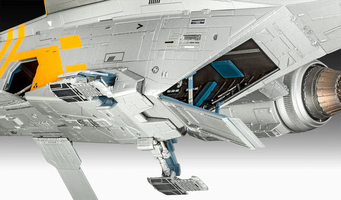 Foto inferior de la maqueta de l nave espacial Razor Crest en la película Mandalorian y Grogu en escala 1:72 de Revell referencia 06747