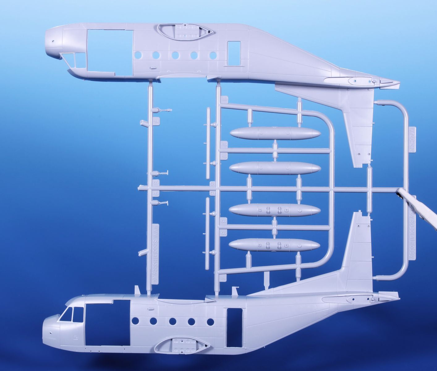 Piezas 3 de la maqueta del avión de vigilancia costera y salvamento español CASA 212 ASW en escala 1:72 de Special Hobby referencia 72402